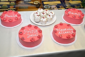 NiederrKarnevalsm 2026-01-12 07  Im Museum - Im 1. Niederrheinische Karnevalsmuseum, es existiert seit 1973, wird die Geschichte des niederrheinischen Karnevals bis heute dargestellt. In den Vitrinen sind Orden von ehemaligen Tollitäten wie auch Gesellschaften ausgelegt. Es begegnen einem auch in Ornaten und Uniformen bekleidete Schaufensterfiguren. : DVPJ, no.6207 Press D, Toni I, Kinderprinz Juls I., Juls I., Prinzessin, Aileen I., Prinzessin Aileen I., HDK, Duisburg, Karneval, Helau, Tollität, Event, Session 2025, Session 2026, Hauptausschuss, Gemeinschaft, Hauptausschuss Karneval Duisburg, Duisburg ist echt