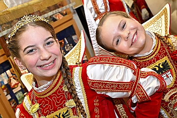 NiederrKarnevalsm 2026-01-12 08  Im Museum - Im 1. Niederrheinische Karnevalsmuseum, es existiert seit 1973, wird die Geschichte des niederrheinischen Karnevals bis heute dargestellt. In den Vitrinen sind Orden von ehemaligen Tollitäten wie auch Gesellschaften ausgelegt. Es begegnen einem auch in Ornaten und Uniformen bekleidete Schaufensterfiguren. : DVPJ, no.6207 Press D, Toni I, Kinderprinz Juls I., Juls I., Prinzessin, Aileen I., Prinzessin Aileen I., HDK, Duisburg, Karneval, Helau, Tollität, Event, Session 2025, Session 2026, Hauptausschuss, Gemeinschaft, Hauptausschuss Karneval Duisburg, Duisburg ist echt