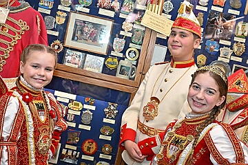 NiederrKarnevalsm 2026-01-12 09  Im Museum - Im 1. Niederrheinische Karnevalsmuseum, es existiert seit 1973, wird die Geschichte des niederrheinischen Karnevals bis heute dargestellt. In den Vitrinen sind Orden von ehemaligen Tollitäten wie auch Gesellschaften ausgelegt. Es begegnen einem auch in Ornaten und Uniformen bekleidete Schaufensterfiguren. : DVPJ, no.6207 Press D, Toni I, Kinderprinz Juls I., Juls I., Prinzessin, Aileen I., Prinzessin Aileen I., HDK, Duisburg, Karneval, Helau, Tollität, Event, Session 2025, Session 2026, Hauptausschuss, Gemeinschaft, Hauptausschuss Karneval Duisburg, Duisburg ist echt