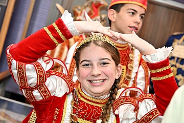 NiederrKarnevalsm 2026-01-12 10  Im Museum - Im 1. Niederrheinische Karnevalsmuseum, es existiert seit 1973, wird die Geschichte des niederrheinischen Karnevals bis heute dargestellt. In den Vitrinen sind Orden von ehemaligen Tollitäten wie auch Gesellschaften ausgelegt. Es begegnen einem auch in Ornaten und Uniformen bekleidete Schaufensterfiguren. : DVPJ, no.6207 Press D, Toni I, Kinderprinz Juls I., Juls I., Prinzessin, Aileen I., Prinzessin Aileen I., HDK, Duisburg, Karneval, Helau, Tollität, Event, Session 2025, Session 2026, Hauptausschuss, Gemeinschaft, Hauptausschuss Karneval Duisburg, Duisburg ist echt