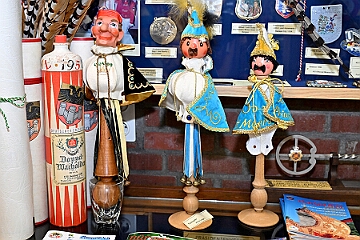 NiederrKarnevalsm 2026-01-12 11  Im Museum - Im 1. Niederrheinische Karnevalsmuseum, es existiert seit 1973, wird die Geschichte des niederrheinischen Karnevals bis heute dargestellt. In den Vitrinen sind Orden von ehemaligen Tollitäten wie auch Gesellschaften ausgelegt. Es begegnen einem auch in Ornaten und Uniformen bekleidete Schaufensterfiguren. : DVPJ, no.6207 Press D, Toni I, Kinderprinz Juls I., Juls I., Prinzessin, Aileen I., Prinzessin Aileen I., HDK, Duisburg, Karneval, Helau, Tollität, Event, Session 2025, Session 2026, Hauptausschuss, Gemeinschaft, Hauptausschuss Karneval Duisburg, Duisburg ist echt