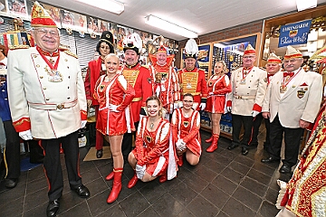 NiederrKarnevalsm 2026-01-12 12  Im Museum - Im 1. Niederrheinische Karnevalsmuseum, es existiert seit 1973, wird die Geschichte des niederrheinischen Karnevals bis heute dargestellt. In den Vitrinen sind Orden von ehemaligen Tollitäten wie auch Gesellschaften ausgelegt. Es begegnen einem auch in Ornaten und Uniformen bekleidete Schaufensterfiguren. : DVPJ, no.6207 Press D, Toni I, Kinderprinz Juls I., Juls I., Prinzessin, Aileen I., Prinzessin Aileen I., HDK, Duisburg, Karneval, Helau, Tollität, Event, Session 2025, Session 2026, Hauptausschuss, Gemeinschaft, Hauptausschuss Karneval Duisburg, Duisburg ist echt