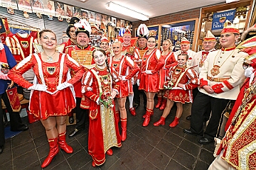 NiederrKarnevalsm 2026-01-12 14  Im Museum - Im 1. Niederrheinische Karnevalsmuseum, es existiert seit 1973, wird die Geschichte des niederrheinischen Karnevals bis heute dargestellt. In den Vitrinen sind Orden von ehemaligen Tollitäten wie auch Gesellschaften ausgelegt. Es begegnen einem auch in Ornaten und Uniformen bekleidete Schaufensterfiguren. : DVPJ, no.6207 Press D, Toni I, Kinderprinz Juls I., Juls I., Prinzessin, Aileen I., Prinzessin Aileen I., HDK, Duisburg, Karneval, Helau, Tollität, Event, Session 2025, Session 2026, Hauptausschuss, Gemeinschaft, Hauptausschuss Karneval Duisburg, Duisburg ist echt