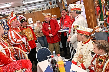 NiederrKarnevalsm 2026-01-12 15  Im Museum - Im 1. Niederrheinische Karnevalsmuseum, es existiert seit 1973, wird die Geschichte des niederrheinischen Karnevals bis heute dargestellt. In den Vitrinen sind Orden von ehemaligen Tollitäten wie auch Gesellschaften ausgelegt. Es begegnen einem auch in Ornaten und Uniformen bekleidete Schaufensterfiguren. : DVPJ, no.6207 Press D, Toni I, Kinderprinz Juls I., Juls I., Prinzessin, Aileen I., Prinzessin Aileen I., HDK, Duisburg, Karneval, Helau, Tollität, Event, Session 2025, Session 2026, Hauptausschuss, Gemeinschaft, Hauptausschuss Karneval Duisburg, Duisburg ist echt