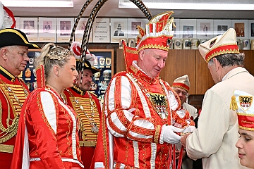 NiederrKarnevalsm 2026-01-12 16  Im Museum - Im 1. Niederrheinische Karnevalsmuseum, es existiert seit 1973, wird die Geschichte des niederrheinischen Karnevals bis heute dargestellt. In den Vitrinen sind Orden von ehemaligen Tollitäten wie auch Gesellschaften ausgelegt. Es begegnen einem auch in Ornaten und Uniformen bekleidete Schaufensterfiguren. : DVPJ, no.6207 Press D, Toni I, Kinderprinz Juls I., Juls I., Prinzessin, Aileen I., Prinzessin Aileen I., HDK, Duisburg, Karneval, Helau, Tollität, Event, Session 2025, Session 2026, Hauptausschuss, Gemeinschaft, Hauptausschuss Karneval Duisburg, Duisburg ist echt