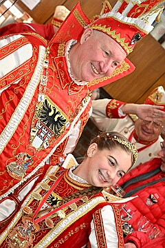 NiederrKarnevalsm 2026-01-12 17  Im Museum - Im 1. Niederrheinische Karnevalsmuseum, es existiert seit 1973, wird die Geschichte des niederrheinischen Karnevals bis heute dargestellt. In den Vitrinen sind Orden von ehemaligen Tollitäten wie auch Gesellschaften ausgelegt. Es begegnen einem auch in Ornaten und Uniformen bekleidete Schaufensterfiguren. : DVPJ, no.6207 Press D, Toni I, Kinderprinz Juls I., Juls I., Prinzessin, Aileen I., Prinzessin Aileen I., HDK, Duisburg, Karneval, Helau, Tollität, Event, Session 2025, Session 2026, Hauptausschuss, Gemeinschaft, Hauptausschuss Karneval Duisburg, Duisburg ist echt