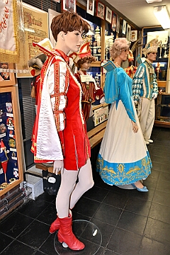 NiederrKarnevalsm 2026-01-12 18  Im Museum - Im 1. Niederrheinische Karnevalsmuseum, es existiert seit 1973, wird die Geschichte des niederrheinischen Karnevals bis heute dargestellt. In den Vitrinen sind Orden von ehemaligen Tollitäten wie auch Gesellschaften ausgelegt. Es begegnen einem auch in Ornaten und Uniformen bekleidete Schaufensterfiguren. : DVPJ, no.6207 Press D, Toni I, Kinderprinz Juls I., Juls I., Prinzessin, Aileen I., Prinzessin Aileen I., HDK, Duisburg, Karneval, Helau, Tollität, Event, Session 2025, Session 2026, Hauptausschuss, Gemeinschaft, Hauptausschuss Karneval Duisburg, Duisburg ist echt