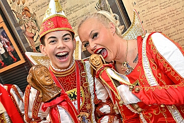 NiederrKarnevalsm 2026-01-12 19  Im Museum - Im 1. Niederrheinische Karnevalsmuseum, es existiert seit 1973, wird die Geschichte des niederrheinischen Karnevals bis heute dargestellt. In den Vitrinen sind Orden von ehemaligen Tollitäten wie auch Gesellschaften ausgelegt. Es begegnen einem auch in Ornaten und Uniformen bekleidete Schaufensterfiguren. : DVPJ, no.6207 Press D, Toni I, Kinderprinz Juls I., Juls I., Prinzessin, Aileen I., Prinzessin Aileen I., HDK, Duisburg, Karneval, Helau, Tollität, Event, Session 2025, Session 2026, Hauptausschuss, Gemeinschaft, Hauptausschuss Karneval Duisburg, Duisburg ist echt