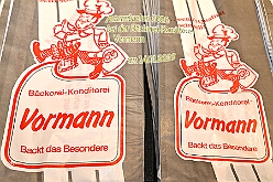 01 Prinzenbacken 2026-01-14 01  Prinzenbacken mit Klein und Groß - Im Karneval ist Tradition eng mit der Zahl „11“ verbunden. So fand auch in diesem Jahr das „Prinzenbacken“ zum elften mal statt. In der Bäckerei und Konditorei Vormann Im Schlenk sah man allen Beteiligten den Spass am Backen sichtlich an. Abends folgten wir dann noch der Einladung der CDU Ratsfraktion in Duisburger Rathaus. : DVPJ, no.6207 Press D, Toni I, Kinderprinz Juls I., Juls I., Prinzessin, Aileen I., Prinzessin Aileen I., HDK, Duisburg, Karneval, Helau, Tollität, Event, Session 2025, Session 2026, Hauptausschuss, Gemeinschaft, Hauptausschuss Karneval Duisburg, Duisburg ist echt