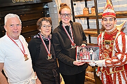 01 Prinzenbacken 2026-01-14 02  Prinzenbacken mit Klein und Groß - Im Karneval ist Tradition eng mit der Zahl „11“ verbunden. So fand auch in diesem Jahr das „Prinzenbacken“ zum elften mal statt. In der Bäckerei und Konditorei Vormann Im Schlenk sah man allen Beteiligten den Spass am Backen sichtlich an. Abends folgten wir dann noch der Einladung der CDU Ratsfraktion in Duisburger Rathaus. : DVPJ, no.6207 Press D, Toni I, Kinderprinz Juls I., Juls I., Prinzessin, Aileen I., Prinzessin Aileen I., HDK, Duisburg, Karneval, Helau, Tollität, Event, Session 2025, Session 2026, Hauptausschuss, Gemeinschaft, Hauptausschuss Karneval Duisburg, Duisburg ist echt