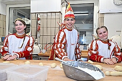 01 Prinzenbacken 2026-01-14 04  Prinzenbacken mit Klein und Groß - Im Karneval ist Tradition eng mit der Zahl „11“ verbunden. So fand auch in diesem Jahr das „Prinzenbacken“ zum elften mal statt. In der Bäckerei und Konditorei Vormann Im Schlenk sah man allen Beteiligten den Spass am Backen sichtlich an. Abends folgten wir dann noch der Einladung der CDU Ratsfraktion in Duisburger Rathaus. : DVPJ, no.6207 Press D, Toni I, Kinderprinz Juls I., Juls I., Prinzessin, Aileen I., Prinzessin Aileen I., HDK, Duisburg, Karneval, Helau, Tollität, Event, Session 2025, Session 2026, Hauptausschuss, Gemeinschaft, Hauptausschuss Karneval Duisburg, Duisburg ist echt