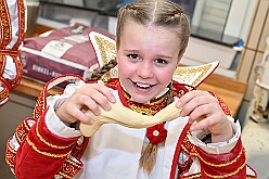 01 Prinzenbacken 2026-01-14 09  Prinzenbacken mit Klein und Groß - Im Karneval ist Tradition eng mit der Zahl „11“ verbunden. So fand auch in diesem Jahr das „Prinzenbacken“ zum elften mal statt. In der Bäckerei und Konditorei Vormann Im Schlenk sah man allen Beteiligten den Spass am Backen sichtlich an. Abends folgten wir dann noch der Einladung der CDU Ratsfraktion in Duisburger Rathaus. : DVPJ, no.6207 Press D, Toni I, Kinderprinz Juls I., Juls I., Prinzessin, Aileen I., Prinzessin Aileen I., HDK, Duisburg, Karneval, Helau, Tollität, Event, Session 2025, Session 2026, Hauptausschuss, Gemeinschaft, Hauptausschuss Karneval Duisburg, Duisburg ist echt