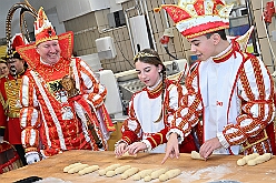 01 Prinzenbacken 2026-01-14 11  Prinzenbacken mit Klein und Groß - Im Karneval ist Tradition eng mit der Zahl „11“ verbunden. So fand auch in diesem Jahr das „Prinzenbacken“ zum elften mal statt. In der Bäckerei und Konditorei Vormann Im Schlenk sah man allen Beteiligten den Spass am Backen sichtlich an. Abends folgten wir dann noch der Einladung der CDU Ratsfraktion in Duisburger Rathaus. : DVPJ, no.6207 Press D, Toni I, Kinderprinz Juls I., Juls I., Prinzessin, Aileen I., Prinzessin Aileen I., HDK, Duisburg, Karneval, Helau, Tollität, Event, Session 2025, Session 2026, Hauptausschuss, Gemeinschaft, Hauptausschuss Karneval Duisburg, Duisburg ist echt