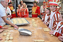01 Prinzenbacken 2026-01-14 13  Prinzenbacken mit Klein und Groß - Im Karneval ist Tradition eng mit der Zahl „11“ verbunden. So fand auch in diesem Jahr das „Prinzenbacken“ zum elften mal statt. In der Bäckerei und Konditorei Vormann Im Schlenk sah man allen Beteiligten den Spass am Backen sichtlich an. Abends folgten wir dann noch der Einladung der CDU Ratsfraktion in Duisburger Rathaus. : DVPJ, no.6207 Press D, Toni I, Kinderprinz Juls I., Juls I., Prinzessin, Aileen I., Prinzessin Aileen I., HDK, Duisburg, Karneval, Helau, Tollität, Event, Session 2025, Session 2026, Hauptausschuss, Gemeinschaft, Hauptausschuss Karneval Duisburg, Duisburg ist echt