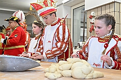 01 Prinzenbacken 2026-01-14 15  Prinzenbacken mit Klein und Groß - Im Karneval ist Tradition eng mit der Zahl „11“ verbunden. So fand auch in diesem Jahr das „Prinzenbacken“ zum elften mal statt. In der Bäckerei und Konditorei Vormann Im Schlenk sah man allen Beteiligten den Spass am Backen sichtlich an. Abends folgten wir dann noch der Einladung der CDU Ratsfraktion in Duisburger Rathaus. : DVPJ, no.6207 Press D, Toni I, Kinderprinz Juls I., Juls I., Prinzessin, Aileen I., Prinzessin Aileen I., HDK, Duisburg, Karneval, Helau, Tollität, Event, Session 2025, Session 2026, Hauptausschuss, Gemeinschaft, Hauptausschuss Karneval Duisburg, Duisburg ist echt