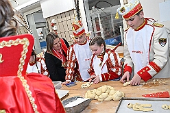 01 Prinzenbacken 2026-01-14 19  Prinzenbacken mit Klein und Groß - Im Karneval ist Tradition eng mit der Zahl „11“ verbunden. So fand auch in diesem Jahr das „Prinzenbacken“ zum elften mal statt. In der Bäckerei und Konditorei Vormann Im Schlenk sah man allen Beteiligten den Spass am Backen sichtlich an. Abends folgten wir dann noch der Einladung der CDU Ratsfraktion in Duisburger Rathaus. : DVPJ, no.6207 Press D, Toni I, Kinderprinz Juls I., Juls I., Prinzessin, Aileen I., Prinzessin Aileen I., HDK, Duisburg, Karneval, Helau, Tollität, Event, Session 2025, Session 2026, Hauptausschuss, Gemeinschaft, Hauptausschuss Karneval Duisburg, Duisburg ist echt