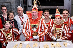 01 Prinzenbacken 2026-01-14 22  Prinzenbacken mit Klein und Groß - Im Karneval ist Tradition eng mit der Zahl „11“ verbunden. So fand auch in diesem Jahr das „Prinzenbacken“ zum elften mal statt. In der Bäckerei und Konditorei Vormann Im Schlenk sah man allen Beteiligten den Spass am Backen sichtlich an. Abends folgten wir dann noch der Einladung der CDU Ratsfraktion in Duisburger Rathaus. : DVPJ, no.6207 Press D, Toni I, Kinderprinz Juls I., Juls I., Prinzessin, Aileen I., Prinzessin Aileen I., HDK, Duisburg, Karneval, Helau, Tollität, Event, Session 2025, Session 2026, Hauptausschuss, Gemeinschaft, Hauptausschuss Karneval Duisburg, Duisburg ist echt