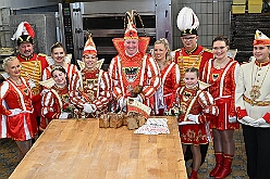 01 Prinzenbacken 2026-01-14 24  Prinzenbacken mit Klein und Groß - Im Karneval ist Tradition eng mit der Zahl „11“ verbunden. So fand auch in diesem Jahr das „Prinzenbacken“ zum elften mal statt. In der Bäckerei und Konditorei Vormann Im Schlenk sah man allen Beteiligten den Spass am Backen sichtlich an. Abends folgten wir dann noch der Einladung der CDU Ratsfraktion in Duisburger Rathaus. : DVPJ, no.6207 Press D, Toni I, Kinderprinz Juls I., Juls I., Prinzessin, Aileen I., Prinzessin Aileen I., HDK, Duisburg, Karneval, Helau, Tollität, Event, Session 2025, Session 2026, Hauptausschuss, Gemeinschaft, Hauptausschuss Karneval Duisburg, Duisburg ist echt