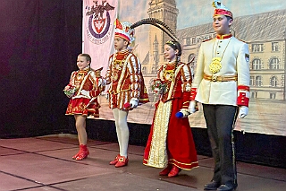 01 Ehrengrd Feuerwehr 2026-01-17 01  Freitag und Samstag - Freitagabend waren wir auf der 3. karnevalistische Gemeinschaftsveranstaltung des Löschzuges 110 der Feuerwehr Duisburg und der Ehrengarde Blau-Weiß der Stadt Duisburg in der „Alten Feuerwache“.  Am Samstag begann unsere Tour mit dem 1. Kinderprinzentreffen der Stadt Velbert.  Danach dann in DU-Neumühl in das Agnesheim, wo die Rot-Weißen aus Hamborn ein Kinderkostümfest veranstalteten. Anschließend waren wir bei „Schlager trifft Karneval“ des MCV zu Gast. Als letztes ging es in den Steinhof in Huckingen zu „Lachen ist Gesund“, eine Veranstaltung der Duisburger Musketiere.