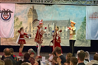 01 Ehrengrd Feuerwehr 2026-01-17 02  Freitag und Samstag - Freitagabend waren wir auf der 3. karnevalistische Gemeinschaftsveranstaltung des Löschzuges 110 der Feuerwehr Duisburg und der Ehrengarde Blau-Weiß der Stadt Duisburg in der „Alten Feuerwache“.  Am Samstag begann unsere Tour mit dem 1. Kinderprinzentreffen der Stadt Velbert.  Danach dann in DU-Neumühl in das Agnesheim, wo die Rot-Weißen aus Hamborn ein Kinderkostümfest veranstalteten. Anschließend waren wir bei „Schlager trifft Karneval“ des MCV zu Gast. Als letztes ging es in den Steinhof in Huckingen zu „Lachen ist Gesund“, eine Veranstaltung der Duisburger Musketiere.