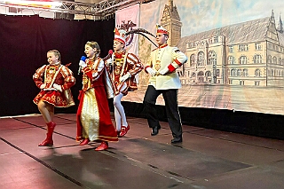 01 Ehrengrd Feuerwehr 2026-01-17 03  Freitag und Samstag - Freitagabend waren wir auf der 3. karnevalistische Gemeinschaftsveranstaltung des Löschzuges 110 der Feuerwehr Duisburg und der Ehrengarde Blau-Weiß der Stadt Duisburg in der „Alten Feuerwache“.  Am Samstag begann unsere Tour mit dem 1. Kinderprinzentreffen der Stadt Velbert.  Danach dann in DU-Neumühl in das Agnesheim, wo die Rot-Weißen aus Hamborn ein Kinderkostümfest veranstalteten. Anschließend waren wir bei „Schlager trifft Karneval“ des MCV zu Gast. Als letztes ging es in den Steinhof in Huckingen zu „Lachen ist Gesund“, eine Veranstaltung der Duisburger Musketiere.