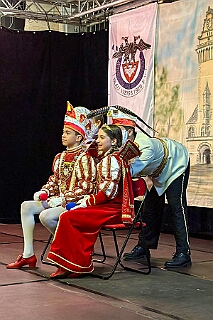 01 Ehrengrd Feuerwehr 2026-01-17 05  Freitag und Samstag - Freitagabend waren wir auf der 3. karnevalistische Gemeinschaftsveranstaltung des Löschzuges 110 der Feuerwehr Duisburg und der Ehrengarde Blau-Weiß der Stadt Duisburg in der „Alten Feuerwache“.  Am Samstag begann unsere Tour mit dem 1. Kinderprinzentreffen der Stadt Velbert.  Danach dann in DU-Neumühl in das Agnesheim, wo die Rot-Weißen aus Hamborn ein Kinderkostümfest veranstalteten. Anschließend waren wir bei „Schlager trifft Karneval“ des MCV zu Gast. Als letztes ging es in den Steinhof in Huckingen zu „Lachen ist Gesund“, eine Veranstaltung der Duisburger Musketiere.