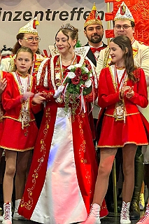 02 KiPrTreff Velbert 2026-01-17 02  Freitag und Samstag - Freitagabend waren wir auf der 3. karnevalistische Gemeinschaftsveranstaltung des Löschzuges 110 der Feuerwehr Duisburg und der Ehrengarde Blau-Weiß der Stadt Duisburg in der „Alten Feuerwache“.  Am Samstag begann unsere Tour mit dem 1. Kinderprinzentreffen der Stadt Velbert.  Danach dann in DU-Neumühl in das Agnesheim, wo die Rot-Weißen aus Hamborn ein Kinderkostümfest veranstalteten. Anschließend waren wir bei „Schlager trifft Karneval“ des MCV zu Gast. Als letztes ging es in den Steinhof in Huckingen zu „Lachen ist Gesund“, eine Veranstaltung der Duisburger Musketiere.