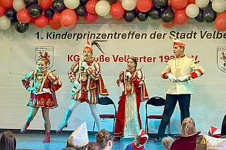 02 KiPrTreff Velbert 2026-01-17 05  Freitag und Samstag - Freitagabend waren wir auf der 3. karnevalistische Gemeinschaftsveranstaltung des Löschzuges 110 der Feuerwehr Duisburg und der Ehrengarde Blau-Weiß der Stadt Duisburg in der „Alten Feuerwache“.  Am Samstag begann unsere Tour mit dem 1. Kinderprinzentreffen der Stadt Velbert.  Danach dann in DU-Neumühl in das Agnesheim, wo die Rot-Weißen aus Hamborn ein Kinderkostümfest veranstalteten. Anschließend waren wir bei „Schlager trifft Karneval“ des MCV zu Gast. Als letztes ging es in den Steinhof in Huckingen zu „Lachen ist Gesund“, eine Veranstaltung der Duisburger Musketiere.