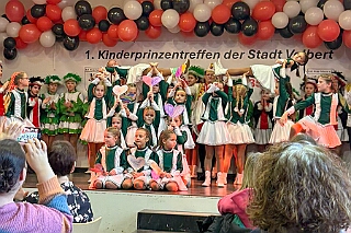 02 KiPrTreff Velbert 2026-01-17 06  Freitag und Samstag - Freitagabend waren wir auf der 3. karnevalistische Gemeinschaftsveranstaltung des Löschzuges 110 der Feuerwehr Duisburg und der Ehrengarde Blau-Weiß der Stadt Duisburg in der „Alten Feuerwache“.  Am Samstag begann unsere Tour mit dem 1. Kinderprinzentreffen der Stadt Velbert.  Danach dann in DU-Neumühl in das Agnesheim, wo die Rot-Weißen aus Hamborn ein Kinderkostümfest veranstalteten. Anschließend waren wir bei „Schlager trifft Karneval“ des MCV zu Gast. Als letztes ging es in den Steinhof in Huckingen zu „Lachen ist Gesund“, eine Veranstaltung der Duisburger Musketiere.