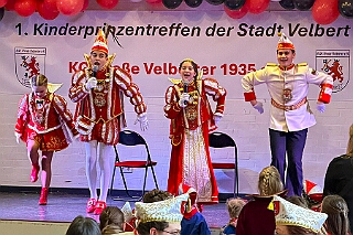 02 KiPrTreff Velbert 2026-01-17 08  Freitag und Samstag - Freitagabend waren wir auf der 3. karnevalistische Gemeinschaftsveranstaltung des Löschzuges 110 der Feuerwehr Duisburg und der Ehrengarde Blau-Weiß der Stadt Duisburg in der „Alten Feuerwache“.  Am Samstag begann unsere Tour mit dem 1. Kinderprinzentreffen der Stadt Velbert.  Danach dann in DU-Neumühl in das Agnesheim, wo die Rot-Weißen aus Hamborn ein Kinderkostümfest veranstalteten. Anschließend waren wir bei „Schlager trifft Karneval“ des MCV zu Gast. Als letztes ging es in den Steinhof in Huckingen zu „Lachen ist Gesund“, eine Veranstaltung der Duisburger Musketiere.