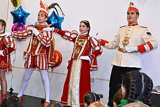 03 Kinderkost RW HambMarX  2026-01-17 03  Freitag und Samstag - Freitagabend waren wir auf der 3. karnevalistische Gemeinschaftsveranstaltung des Löschzuges 110 der Feuerwehr Duisburg und der Ehrengarde Blau-Weiß der Stadt Duisburg in der „Alten Feuerwache“.  Am Samstag begann unsere Tour mit dem 1. Kinderprinzentreffen der Stadt Velbert.  Danach dann in DU-Neumühl in das Agnesheim, wo die Rot-Weißen aus Hamborn ein Kinderkostümfest veranstalteten. Anschließend waren wir bei „Schlager trifft Karneval“ des MCV zu Gast. Als letztes ging es in den Steinhof in Huckingen zu „Lachen ist Gesund“, eine Veranstaltung der Duisburger Musketiere. : DVPJ, no.6207 Press D, Toni I, Kinderprinz Juls I., Juls I., Prinzessin, Aileen I., Prinzessin Aileen I., HDK, Duisburg, Karneval, Helau, Tollität, Event, Session 2025, Session 2026, Hauptausschuss, Gemeinschaft, Hauptausschuss Karneval Duisburg, Duisburg ist echt