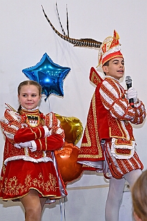 03 Kinderkost RW HambMarX  2026-01-17 04  Freitag und Samstag - Freitagabend waren wir auf der 3. karnevalistische Gemeinschaftsveranstaltung des Löschzuges 110 der Feuerwehr Duisburg und der Ehrengarde Blau-Weiß der Stadt Duisburg in der „Alten Feuerwache“.  Am Samstag begann unsere Tour mit dem 1. Kinderprinzentreffen der Stadt Velbert.  Danach dann in DU-Neumühl in das Agnesheim, wo die Rot-Weißen aus Hamborn ein Kinderkostümfest veranstalteten. Anschließend waren wir bei „Schlager trifft Karneval“ des MCV zu Gast. Als letztes ging es in den Steinhof in Huckingen zu „Lachen ist Gesund“, eine Veranstaltung der Duisburger Musketiere. : DVPJ, no.6207 Press D, Toni I, Kinderprinz Juls I., Juls I., Prinzessin, Aileen I., Prinzessin Aileen I., HDK, Duisburg, Karneval, Helau, Tollität, Event, Session 2025, Session 2026, Hauptausschuss, Gemeinschaft, Hauptausschuss Karneval Duisburg, Duisburg ist echt