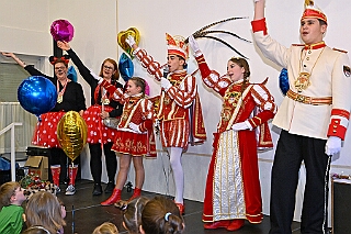 03 Kinderkost RW HambMarX  2026-01-17 05  Freitag und Samstag - Freitagabend waren wir auf der 3. karnevalistische Gemeinschaftsveranstaltung des Löschzuges 110 der Feuerwehr Duisburg und der Ehrengarde Blau-Weiß der Stadt Duisburg in der „Alten Feuerwache“.  Am Samstag begann unsere Tour mit dem 1. Kinderprinzentreffen der Stadt Velbert.  Danach dann in DU-Neumühl in das Agnesheim, wo die Rot-Weißen aus Hamborn ein Kinderkostümfest veranstalteten. Anschließend waren wir bei „Schlager trifft Karneval“ des MCV zu Gast. Als letztes ging es in den Steinhof in Huckingen zu „Lachen ist Gesund“, eine Veranstaltung der Duisburger Musketiere. : DVPJ, no.6207 Press D, Toni I, Kinderprinz Juls I., Juls I., Prinzessin, Aileen I., Prinzessin Aileen I., HDK, Duisburg, Karneval, Helau, Tollität, Event, Session 2025, Session 2026, Hauptausschuss, Gemeinschaft, Hauptausschuss Karneval Duisburg, Duisburg ist echt