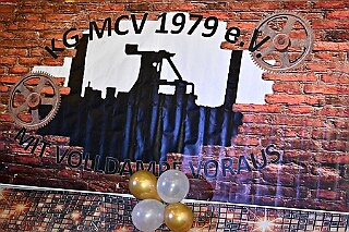 04 Schlager Karneval MCV 2026-01-17 01  Freitag und Samstag - Freitagabend waren wir auf der 3. karnevalistische Gemeinschaftsveranstaltung des Löschzuges 110 der Feuerwehr Duisburg und der Ehrengarde Blau-Weiß der Stadt Duisburg in der „Alten Feuerwache“.  Am Samstag begann unsere Tour mit dem 1. Kinderprinzentreffen der Stadt Velbert.  Danach dann in DU-Neumühl in das Agnesheim, wo die Rot-Weißen aus Hamborn ein Kinderkostümfest veranstalteten. Anschließend waren wir bei „Schlager trifft Karneval“ des MCV zu Gast. Als letztes ging es in den Steinhof in Huckingen zu „Lachen ist Gesund“, eine Veranstaltung der Duisburger Musketiere. : DVPJ, no.6207 Press D, Toni I, Kinderprinz Juls I., Juls I., Prinzessin, Aileen I., Prinzessin Aileen I., HDK, Duisburg, Karneval, Helau, Tollität, Event, Session 2025, Session 2026, Hauptausschuss, Gemeinschaft, Hauptausschuss Karneval Duisburg, Duisburg ist echt