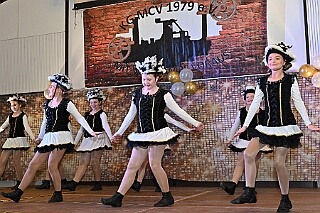 04 Schlager Karneval MCV 2026-01-17 02  Freitag und Samstag - Freitagabend waren wir auf der 3. karnevalistische Gemeinschaftsveranstaltung des Löschzuges 110 der Feuerwehr Duisburg und der Ehrengarde Blau-Weiß der Stadt Duisburg in der „Alten Feuerwache“.  Am Samstag begann unsere Tour mit dem 1. Kinderprinzentreffen der Stadt Velbert.  Danach dann in DU-Neumühl in das Agnesheim, wo die Rot-Weißen aus Hamborn ein Kinderkostümfest veranstalteten. Anschließend waren wir bei „Schlager trifft Karneval“ des MCV zu Gast. Als letztes ging es in den Steinhof in Huckingen zu „Lachen ist Gesund“, eine Veranstaltung der Duisburger Musketiere. : DVPJ, no.6207 Press D, Toni I, Kinderprinz Juls I., Juls I., Prinzessin, Aileen I., Prinzessin Aileen I., HDK, Duisburg, Karneval, Helau, Tollität, Event, Session 2025, Session 2026, Hauptausschuss, Gemeinschaft, Hauptausschuss Karneval Duisburg, Duisburg ist echt