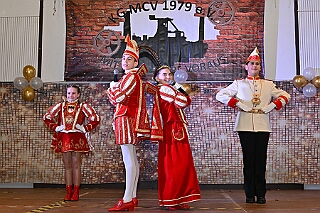 04 Schlager Karneval MCV 2026-01-17 05  Freitag und Samstag - Freitagabend waren wir auf der 3. karnevalistische Gemeinschaftsveranstaltung des Löschzuges 110 der Feuerwehr Duisburg und der Ehrengarde Blau-Weiß der Stadt Duisburg in der „Alten Feuerwache“.  Am Samstag begann unsere Tour mit dem 1. Kinderprinzentreffen der Stadt Velbert.  Danach dann in DU-Neumühl in das Agnesheim, wo die Rot-Weißen aus Hamborn ein Kinderkostümfest veranstalteten. Anschließend waren wir bei „Schlager trifft Karneval“ des MCV zu Gast. Als letztes ging es in den Steinhof in Huckingen zu „Lachen ist Gesund“, eine Veranstaltung der Duisburger Musketiere. : DVPJ, no.6207 Press D, Toni I, Kinderprinz Juls I., Juls I., Prinzessin, Aileen I., Prinzessin Aileen I., HDK, Duisburg, Karneval, Helau, Tollität, Event, Session 2025, Session 2026, Hauptausschuss, Gemeinschaft, Hauptausschuss Karneval Duisburg, Duisburg ist echt