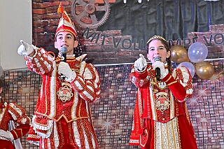 04 Schlager Karneval MCV 2026-01-17 06  Freitag und Samstag - Freitagabend waren wir auf der 3. karnevalistische Gemeinschaftsveranstaltung des Löschzuges 110 der Feuerwehr Duisburg und der Ehrengarde Blau-Weiß der Stadt Duisburg in der „Alten Feuerwache“.  Am Samstag begann unsere Tour mit dem 1. Kinderprinzentreffen der Stadt Velbert.  Danach dann in DU-Neumühl in das Agnesheim, wo die Rot-Weißen aus Hamborn ein Kinderkostümfest veranstalteten. Anschließend waren wir bei „Schlager trifft Karneval“ des MCV zu Gast. Als letztes ging es in den Steinhof in Huckingen zu „Lachen ist Gesund“, eine Veranstaltung der Duisburger Musketiere. : DVPJ, no.6207 Press D, Toni I, Kinderprinz Juls I., Juls I., Prinzessin, Aileen I., Prinzessin Aileen I., HDK, Duisburg, Karneval, Helau, Tollität, Event, Session 2025, Session 2026, Hauptausschuss, Gemeinschaft, Hauptausschuss Karneval Duisburg, Duisburg ist echt