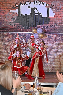 04 Schlager Karneval MCV 2026-01-17 07  Freitag und Samstag - Freitagabend waren wir auf der 3. karnevalistische Gemeinschaftsveranstaltung des Löschzuges 110 der Feuerwehr Duisburg und der Ehrengarde Blau-Weiß der Stadt Duisburg in der „Alten Feuerwache“.  Am Samstag begann unsere Tour mit dem 1. Kinderprinzentreffen der Stadt Velbert.  Danach dann in DU-Neumühl in das Agnesheim, wo die Rot-Weißen aus Hamborn ein Kinderkostümfest veranstalteten. Anschließend waren wir bei „Schlager trifft Karneval“ des MCV zu Gast. Als letztes ging es in den Steinhof in Huckingen zu „Lachen ist Gesund“, eine Veranstaltung der Duisburger Musketiere. : DVPJ, no.6207 Press D, Toni I, Kinderprinz Juls I., Juls I., Prinzessin, Aileen I., Prinzessin Aileen I., HDK, Duisburg, Karneval, Helau, Tollität, Event, Session 2025, Session 2026, Hauptausschuss, Gemeinschaft, Hauptausschuss Karneval Duisburg, Duisburg ist echt