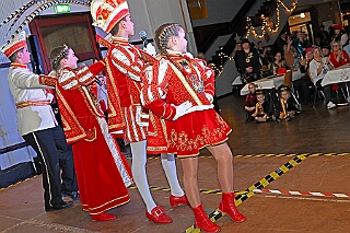 04 Schlager Karneval MCV 2026-01-17 10  Freitag und Samstag - Freitagabend waren wir auf der 3. karnevalistische Gemeinschaftsveranstaltung des Löschzuges 110 der Feuerwehr Duisburg und der Ehrengarde Blau-Weiß der Stadt Duisburg in der „Alten Feuerwache“.  Am Samstag begann unsere Tour mit dem 1. Kinderprinzentreffen der Stadt Velbert.  Danach dann in DU-Neumühl in das Agnesheim, wo die Rot-Weißen aus Hamborn ein Kinderkostümfest veranstalteten. Anschließend waren wir bei „Schlager trifft Karneval“ des MCV zu Gast. Als letztes ging es in den Steinhof in Huckingen zu „Lachen ist Gesund“, eine Veranstaltung der Duisburger Musketiere. : DVPJ, no.6207 Press D, Toni I, Kinderprinz Juls I., Juls I., Prinzessin, Aileen I., Prinzessin Aileen I., HDK, Duisburg, Karneval, Helau, Tollität, Event, Session 2025, Session 2026, Hauptausschuss, Gemeinschaft, Hauptausschuss Karneval Duisburg, Duisburg ist echt