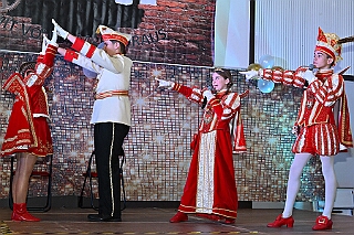 04 Schlager Karneval MCV 2026-01-17 13  Freitag und Samstag - Freitagabend waren wir auf der 3. karnevalistische Gemeinschaftsveranstaltung des Löschzuges 110 der Feuerwehr Duisburg und der Ehrengarde Blau-Weiß der Stadt Duisburg in der „Alten Feuerwache“.  Am Samstag begann unsere Tour mit dem 1. Kinderprinzentreffen der Stadt Velbert.  Danach dann in DU-Neumühl in das Agnesheim, wo die Rot-Weißen aus Hamborn ein Kinderkostümfest veranstalteten. Anschließend waren wir bei „Schlager trifft Karneval“ des MCV zu Gast. Als letztes ging es in den Steinhof in Huckingen zu „Lachen ist Gesund“, eine Veranstaltung der Duisburger Musketiere. : DVPJ, no.6207 Press D, Toni I, Kinderprinz Juls I., Juls I., Prinzessin, Aileen I., Prinzessin Aileen I., HDK, Duisburg, Karneval, Helau, Tollität, Event, Session 2025, Session 2026, Hauptausschuss, Gemeinschaft, Hauptausschuss Karneval Duisburg, Duisburg ist echt