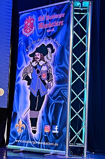 05 LachenIstGesund Musketiere 2026-01-17 01  Freitag und Samstag - Freitagabend waren wir auf der 3. karnevalistische Gemeinschaftsveranstaltung des Löschzuges 110 der Feuerwehr Duisburg und der Ehrengarde Blau-Weiß der Stadt Duisburg in der „Alten Feuerwache“.  Am Samstag begann unsere Tour mit dem 1. Kinderprinzentreffen der Stadt Velbert.  Danach dann in DU-Neumühl in das Agnesheim, wo die Rot-Weißen aus Hamborn ein Kinderkostümfest veranstalteten. Anschließend waren wir bei „Schlager trifft Karneval“ des MCV zu Gast. Als letztes ging es in den Steinhof in Huckingen zu „Lachen ist Gesund“, eine Veranstaltung der Duisburger Musketiere. : DVPJ, no.6207 Press D, Toni I, Kinderprinz Juls I., Juls I., Prinzessin, Aileen I., Prinzessin Aileen I., HDK, Duisburg, Karneval, Helau, Tollität, Event, Session 2025, Session 2026, Hauptausschuss, Gemeinschaft, Hauptausschuss Karneval Duisburg, Duisburg ist echt