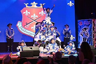 05 LachenIstGesund Musketiere 2026-01-17 03  Freitag und Samstag - Freitagabend waren wir auf der 3. karnevalistische Gemeinschaftsveranstaltung des Löschzuges 110 der Feuerwehr Duisburg und der Ehrengarde Blau-Weiß der Stadt Duisburg in der „Alten Feuerwache“.  Am Samstag begann unsere Tour mit dem 1. Kinderprinzentreffen der Stadt Velbert.  Danach dann in DU-Neumühl in das Agnesheim, wo die Rot-Weißen aus Hamborn ein Kinderkostümfest veranstalteten. Anschließend waren wir bei „Schlager trifft Karneval“ des MCV zu Gast. Als letztes ging es in den Steinhof in Huckingen zu „Lachen ist Gesund“, eine Veranstaltung der Duisburger Musketiere. : DVPJ, no.6207 Press D, Toni I, Kinderprinz Juls I., Juls I., Prinzessin, Aileen I., Prinzessin Aileen I., HDK, Duisburg, Karneval, Helau, Tollität, Event, Session 2025, Session 2026, Hauptausschuss, Gemeinschaft, Hauptausschuss Karneval Duisburg, Duisburg ist echt