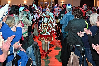 05 LachenIstGesund Musketiere 2026-01-17 04  Freitag und Samstag - Freitagabend waren wir auf der 3. karnevalistische Gemeinschaftsveranstaltung des Löschzuges 110 der Feuerwehr Duisburg und der Ehrengarde Blau-Weiß der Stadt Duisburg in der „Alten Feuerwache“.  Am Samstag begann unsere Tour mit dem 1. Kinderprinzentreffen der Stadt Velbert.  Danach dann in DU-Neumühl in das Agnesheim, wo die Rot-Weißen aus Hamborn ein Kinderkostümfest veranstalteten. Anschließend waren wir bei „Schlager trifft Karneval“ des MCV zu Gast. Als letztes ging es in den Steinhof in Huckingen zu „Lachen ist Gesund“, eine Veranstaltung der Duisburger Musketiere. : DVPJ, no.6207 Press D, Toni I, Kinderprinz Juls I., Juls I., Prinzessin, Aileen I., Prinzessin Aileen I., HDK, Duisburg, Karneval, Helau, Tollität, Event, Session 2025, Session 2026, Hauptausschuss, Gemeinschaft, Hauptausschuss Karneval Duisburg, Duisburg ist echt