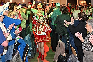 05 LachenIstGesund Musketiere 2026-01-17 05  Freitag und Samstag - Freitagabend waren wir auf der 3. karnevalistische Gemeinschaftsveranstaltung des Löschzuges 110 der Feuerwehr Duisburg und der Ehrengarde Blau-Weiß der Stadt Duisburg in der „Alten Feuerwache“.  Am Samstag begann unsere Tour mit dem 1. Kinderprinzentreffen der Stadt Velbert.  Danach dann in DU-Neumühl in das Agnesheim, wo die Rot-Weißen aus Hamborn ein Kinderkostümfest veranstalteten. Anschließend waren wir bei „Schlager trifft Karneval“ des MCV zu Gast. Als letztes ging es in den Steinhof in Huckingen zu „Lachen ist Gesund“, eine Veranstaltung der Duisburger Musketiere. : DVPJ, no.6207 Press D, Toni I, Kinderprinz Juls I., Juls I., Prinzessin, Aileen I., Prinzessin Aileen I., HDK, Duisburg, Karneval, Helau, Tollität, Event, Session 2025, Session 2026, Hauptausschuss, Gemeinschaft, Hauptausschuss Karneval Duisburg, Duisburg ist echt