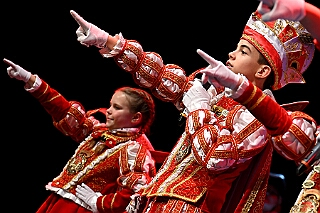 05 LachenIstGesund Musketiere 2026-01-17 09  Freitag und Samstag - Freitagabend waren wir auf der 3. karnevalistische Gemeinschaftsveranstaltung des Löschzuges 110 der Feuerwehr Duisburg und der Ehrengarde Blau-Weiß der Stadt Duisburg in der „Alten Feuerwache“.  Am Samstag begann unsere Tour mit dem 1. Kinderprinzentreffen der Stadt Velbert.  Danach dann in DU-Neumühl in das Agnesheim, wo die Rot-Weißen aus Hamborn ein Kinderkostümfest veranstalteten. Anschließend waren wir bei „Schlager trifft Karneval“ des MCV zu Gast. Als letztes ging es in den Steinhof in Huckingen zu „Lachen ist Gesund“, eine Veranstaltung der Duisburger Musketiere. : DVPJ, no.6207 Press D, Toni I, Kinderprinz Juls I., Juls I., Prinzessin, Aileen I., Prinzessin Aileen I., HDK, Duisburg, Karneval, Helau, Tollität, Event, Session 2025, Session 2026, Hauptausschuss, Gemeinschaft, Hauptausschuss Karneval Duisburg, Duisburg ist echt