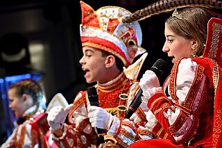 05 LachenIstGesund Musketiere 2026-01-17 10  Freitag und Samstag - Freitagabend waren wir auf der 3. karnevalistische Gemeinschaftsveranstaltung des Löschzuges 110 der Feuerwehr Duisburg und der Ehrengarde Blau-Weiß der Stadt Duisburg in der „Alten Feuerwache“.  Am Samstag begann unsere Tour mit dem 1. Kinderprinzentreffen der Stadt Velbert.  Danach dann in DU-Neumühl in das Agnesheim, wo die Rot-Weißen aus Hamborn ein Kinderkostümfest veranstalteten. Anschließend waren wir bei „Schlager trifft Karneval“ des MCV zu Gast. Als letztes ging es in den Steinhof in Huckingen zu „Lachen ist Gesund“, eine Veranstaltung der Duisburger Musketiere. : DVPJ, no.6207 Press D, Toni I, Kinderprinz Juls I., Juls I., Prinzessin, Aileen I., Prinzessin Aileen I., HDK, Duisburg, Karneval, Helau, Tollität, Event, Session 2025, Session 2026, Hauptausschuss, Gemeinschaft, Hauptausschuss Karneval Duisburg, Duisburg ist echt