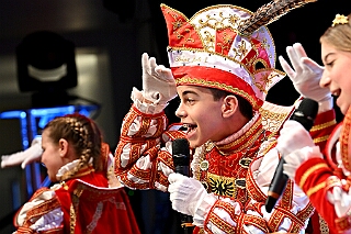05 LachenIstGesund Musketiere 2026-01-17 11  Freitag und Samstag - Freitagabend waren wir auf der 3. karnevalistische Gemeinschaftsveranstaltung des Löschzuges 110 der Feuerwehr Duisburg und der Ehrengarde Blau-Weiß der Stadt Duisburg in der „Alten Feuerwache“.  Am Samstag begann unsere Tour mit dem 1. Kinderprinzentreffen der Stadt Velbert.  Danach dann in DU-Neumühl in das Agnesheim, wo die Rot-Weißen aus Hamborn ein Kinderkostümfest veranstalteten. Anschließend waren wir bei „Schlager trifft Karneval“ des MCV zu Gast. Als letztes ging es in den Steinhof in Huckingen zu „Lachen ist Gesund“, eine Veranstaltung der Duisburger Musketiere. : DVPJ, no.6207 Press D, Toni I, Kinderprinz Juls I., Juls I., Prinzessin, Aileen I., Prinzessin Aileen I., HDK, Duisburg, Karneval, Helau, Tollität, Event, Session 2025, Session 2026, Hauptausschuss, Gemeinschaft, Hauptausschuss Karneval Duisburg, Duisburg ist echt