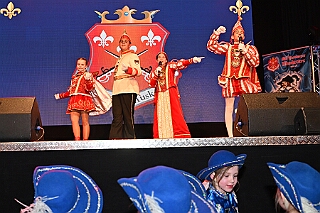 05 LachenIstGesund Musketiere 2026-01-17 15  Freitag und Samstag - Freitagabend waren wir auf der 3. karnevalistische Gemeinschaftsveranstaltung des Löschzuges 110 der Feuerwehr Duisburg und der Ehrengarde Blau-Weiß der Stadt Duisburg in der „Alten Feuerwache“.  Am Samstag begann unsere Tour mit dem 1. Kinderprinzentreffen der Stadt Velbert.  Danach dann in DU-Neumühl in das Agnesheim, wo die Rot-Weißen aus Hamborn ein Kinderkostümfest veranstalteten. Anschließend waren wir bei „Schlager trifft Karneval“ des MCV zu Gast. Als letztes ging es in den Steinhof in Huckingen zu „Lachen ist Gesund“, eine Veranstaltung der Duisburger Musketiere. : DVPJ, no.6207 Press D, Toni I, Kinderprinz Juls I., Juls I., Prinzessin, Aileen I., Prinzessin Aileen I., HDK, Duisburg, Karneval, Helau, Tollität, Event, Session 2025, Session 2026, Hauptausschuss, Gemeinschaft, Hauptausschuss Karneval Duisburg, Duisburg ist echt