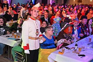 05 LachenIstGesund Musketiere 2026-01-17 16  Freitag und Samstag - Freitagabend waren wir auf der 3. karnevalistische Gemeinschaftsveranstaltung des Löschzuges 110 der Feuerwehr Duisburg und der Ehrengarde Blau-Weiß der Stadt Duisburg in der „Alten Feuerwache“.  Am Samstag begann unsere Tour mit dem 1. Kinderprinzentreffen der Stadt Velbert.  Danach dann in DU-Neumühl in das Agnesheim, wo die Rot-Weißen aus Hamborn ein Kinderkostümfest veranstalteten. Anschließend waren wir bei „Schlager trifft Karneval“ des MCV zu Gast. Als letztes ging es in den Steinhof in Huckingen zu „Lachen ist Gesund“, eine Veranstaltung der Duisburger Musketiere. : DVPJ, no.6207 Press D, Toni I, Kinderprinz Juls I., Juls I., Prinzessin, Aileen I., Prinzessin Aileen I., HDK, Duisburg, Karneval, Helau, Tollität, Event, Session 2025, Session 2026, Hauptausschuss, Gemeinschaft, Hauptausschuss Karneval Duisburg, Duisburg ist echt