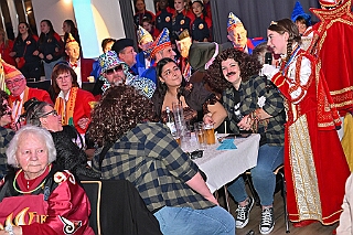 05 LachenIstGesund Musketiere 2026-01-17 18  Freitag und Samstag - Freitagabend waren wir auf der 3. karnevalistische Gemeinschaftsveranstaltung des Löschzuges 110 der Feuerwehr Duisburg und der Ehrengarde Blau-Weiß der Stadt Duisburg in der „Alten Feuerwache“.  Am Samstag begann unsere Tour mit dem 1. Kinderprinzentreffen der Stadt Velbert.  Danach dann in DU-Neumühl in das Agnesheim, wo die Rot-Weißen aus Hamborn ein Kinderkostümfest veranstalteten. Anschließend waren wir bei „Schlager trifft Karneval“ des MCV zu Gast. Als letztes ging es in den Steinhof in Huckingen zu „Lachen ist Gesund“, eine Veranstaltung der Duisburger Musketiere. : DVPJ, no.6207 Press D, Toni I, Kinderprinz Juls I., Juls I., Prinzessin, Aileen I., Prinzessin Aileen I., HDK, Duisburg, Karneval, Helau, Tollität, Event, Session 2025, Session 2026, Hauptausschuss, Gemeinschaft, Hauptausschuss Karneval Duisburg, Duisburg ist echt